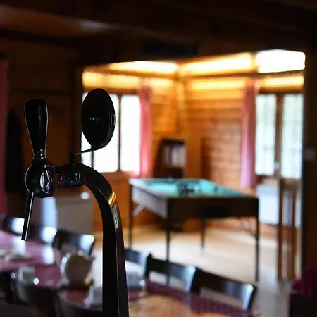 Spacious 8-bedroom Chalet, Cleaning Included 펜션