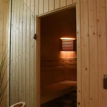 Spacious 8-bedroom Chalet, Cleaning Included 펜션 *